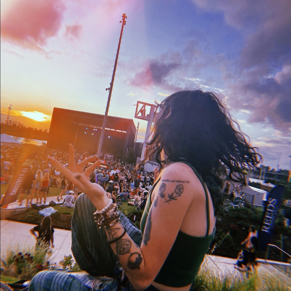 Meet your Poshers, Mar and Katelyn.